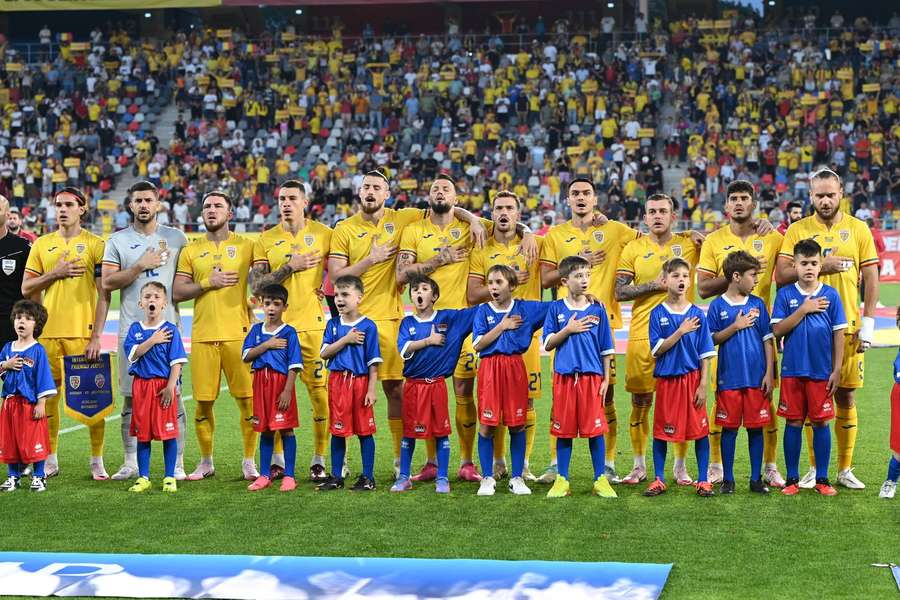 Los jugadores de Rumanía se alinean para el himno.