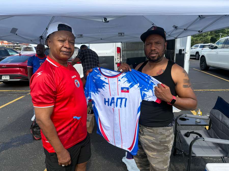 Givenchy Cerisier e Mony Hydolpheson exibem camisa do Haiti Givenchy Cerisier e Mony Hydolpheson exibem camisa do Haiti