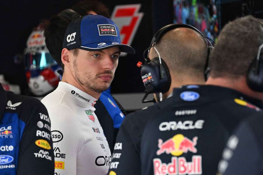 Max Verstappen y sus ingenieros en Silverstone. Max Verstappen y sus ingenieros en Silverstone.