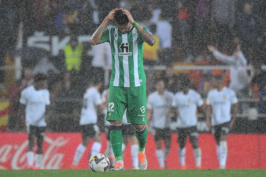 Lluvia de felicidad en Mestalla contra un Betis resignado tras otra expulsión (3-0)