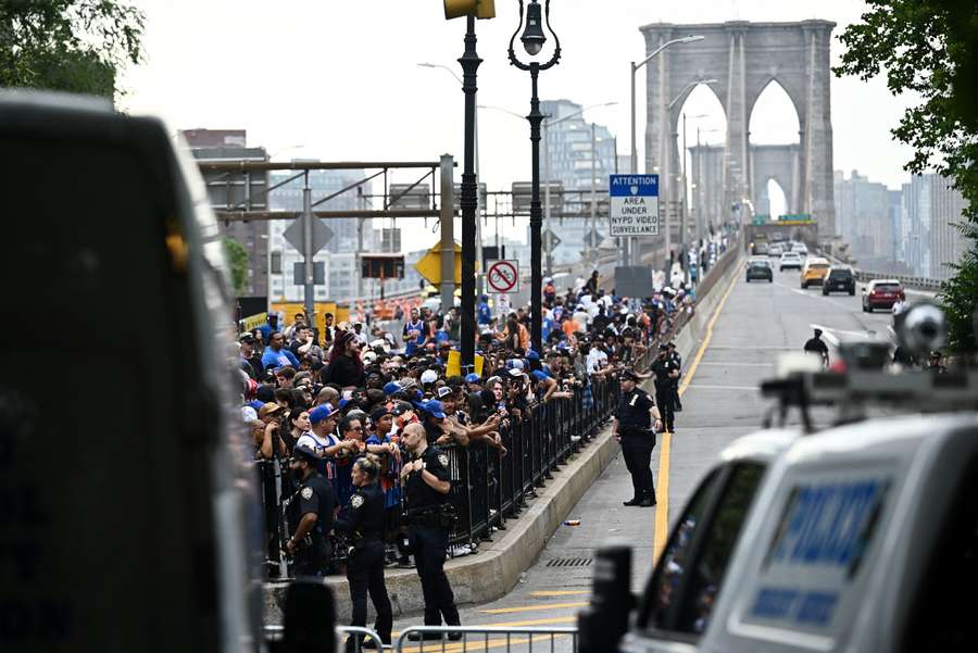 Los aficionados de los Knicks esperan a sus ídolos Los aficionados de los Knicks esperan a sus ídolos
