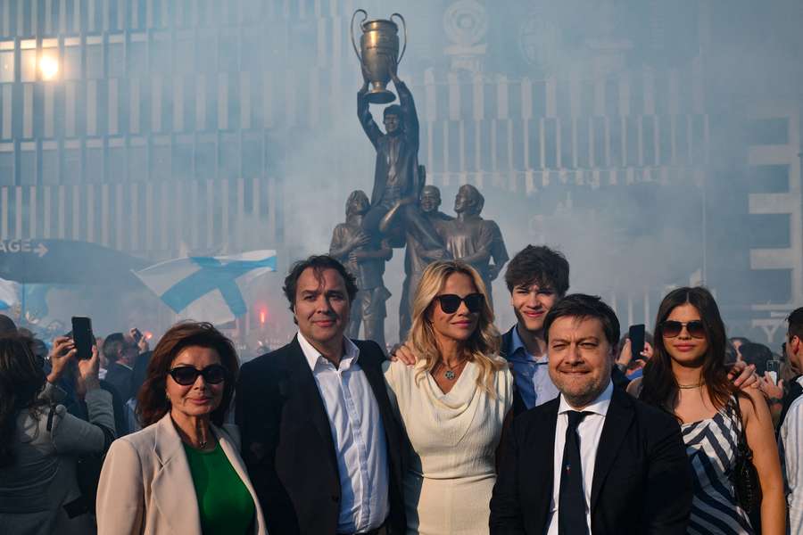 Wdowa po Bernardzie Tapie, Dominique (L), syn Laurent (2. L), córka Marie (C) i burmistrz Marsylii Benoit Payan (2. R) przed pomnikiem Tapie (C)