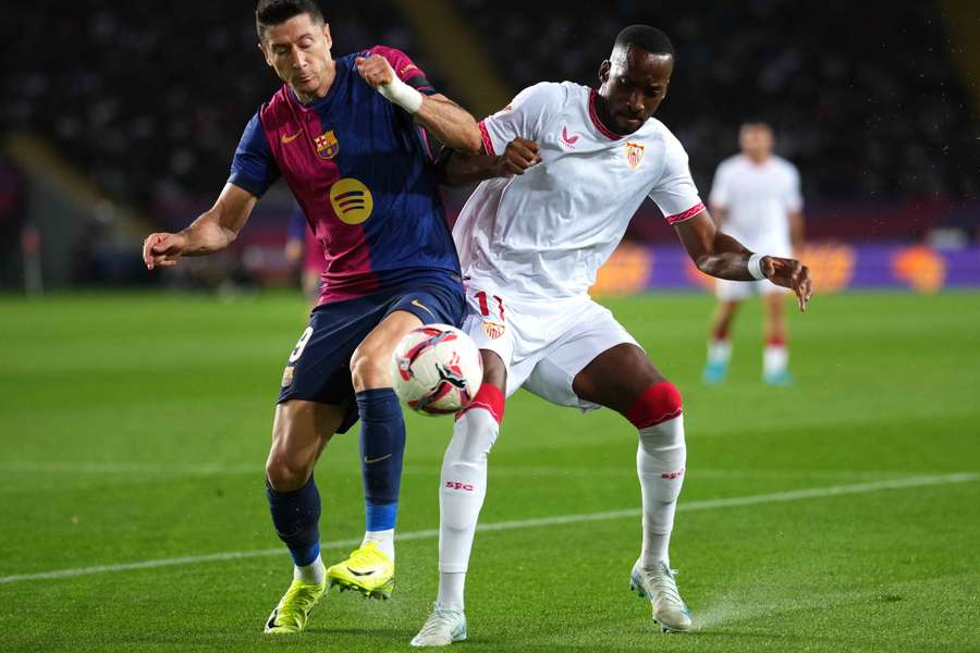 Robert Lewandowski, del Barcelona, y Dodi Lukébakio del Sevilla