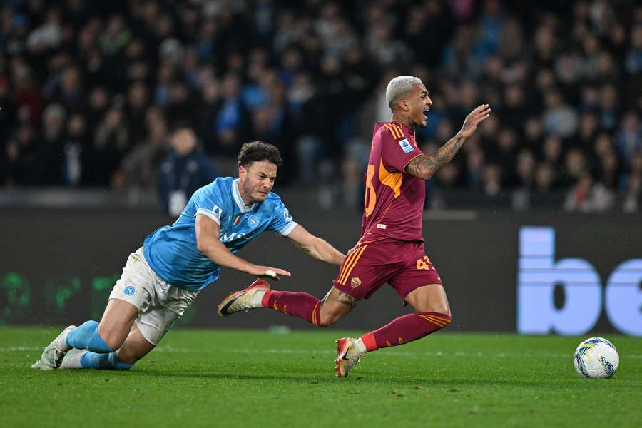 Amir Rrahmani commette fallo su Wesley e concede un rigore alla Roma