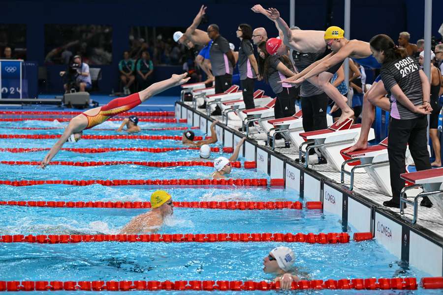 Estafettezwemmers 4x100 wissel gemengd als vierde naar finale