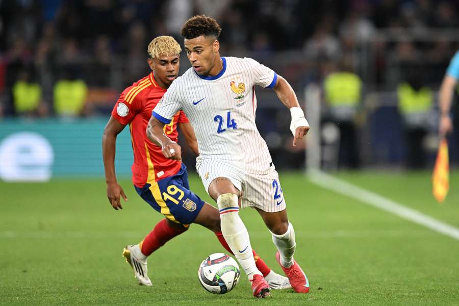 STUTTGART, 5 juin 2025 : Désiré Doué (France) et Lamine Yamal (Espagne) à la lutte pour le ballon lors de la demi-finale de Ligue des Nations remportée 5-4 par l’Espagne.