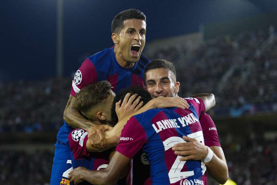 Ferran Torres viert de 1-0 met zijn ploeggenoten