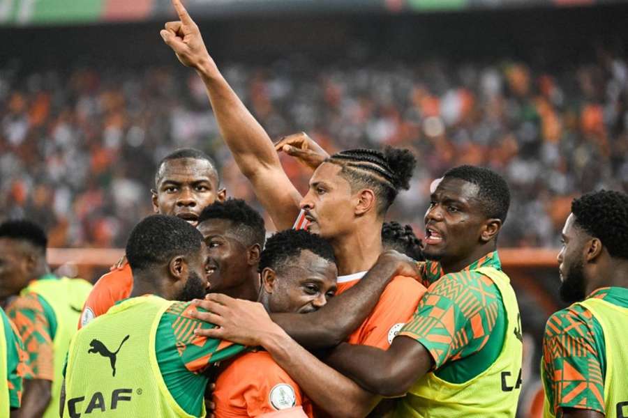 Hráči Pobřeží slonoviny slaví finálový postup.