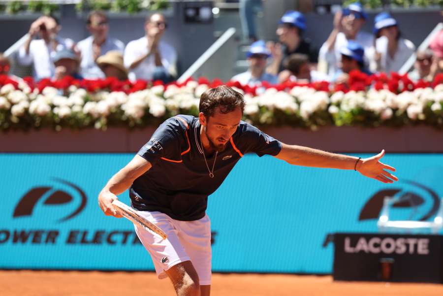 Medvedev wint van vriend en landgenoot Shevchenko voor plek bij laatste 16