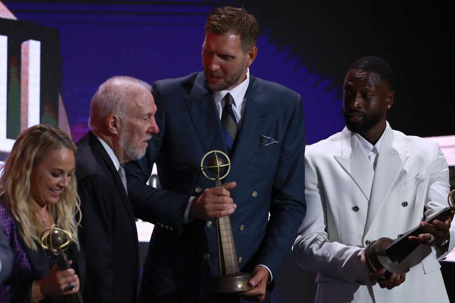 Becky Hammonn, Gregg Popovich, Dirk Nowitzki en Dwyane Dade bij de Hall of Fame-ceremonie