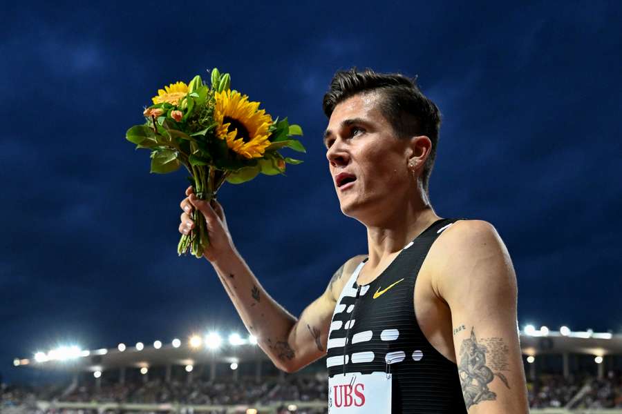 Jakob Ingebrigtsen poses after winning the 1500m