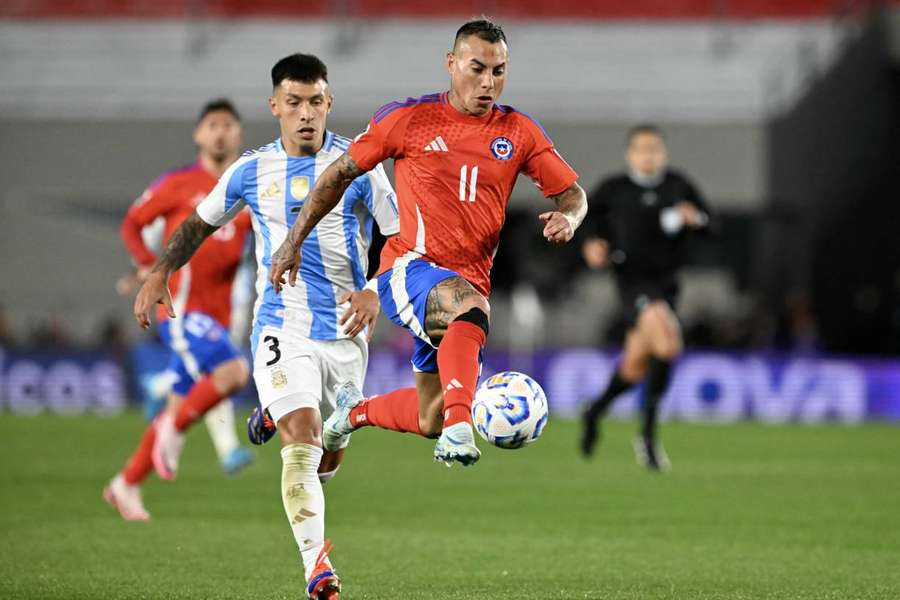 Eduardo Vargas durante el Argentina - Chile