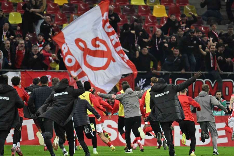 Dinamoviștii sărbătorind cu fanii de pe Arena Națională Dinamoviștii sărbătorind cu fanii de pe Arena Națională
