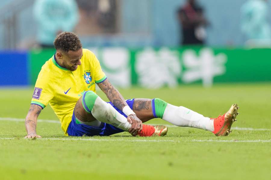Neymar sofreu entorse no tornozelo direito logo na estreia da Copa do Mundo Neymar sofreu entorse no tornozelo direito logo na estreia da Copa do Mundo