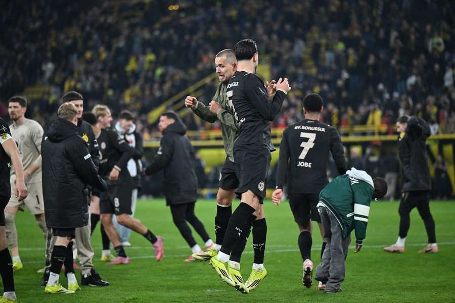 Die Dortmunder Spieler feiern den umjubelten Comeback-Sieg gegen den Hamburger SV. Die Dortmunder Spieler feiern den umjubelten Comeback-Sieg gegen den Hamburger SV.