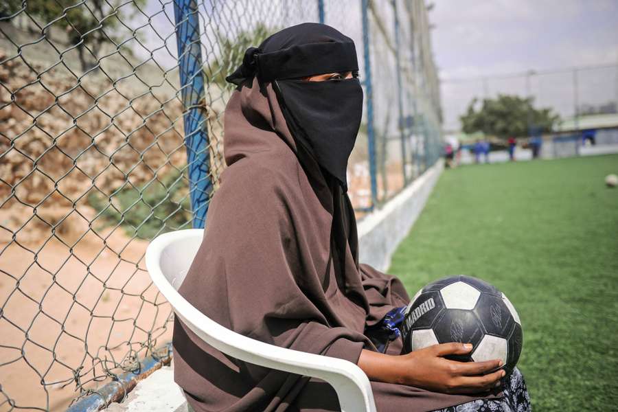 Una jugadora de Somalia sostiene un balón