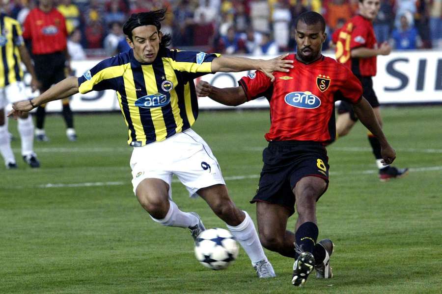 Serhat Akin (links) in actie voor Fenerbahce op 21 september 2003