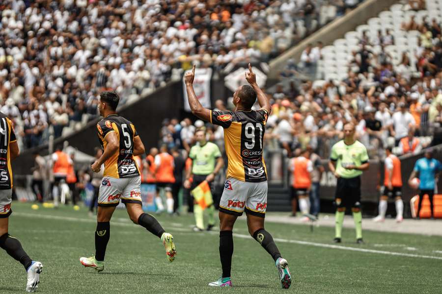 Jenison fez três gols diante do Corinthians