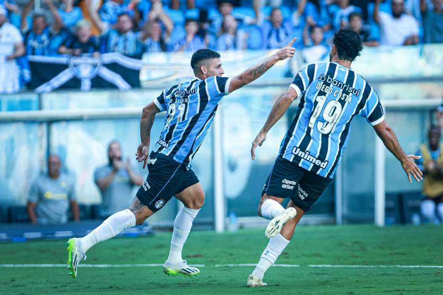 Pavon e Diego Costa brilharam na Arena