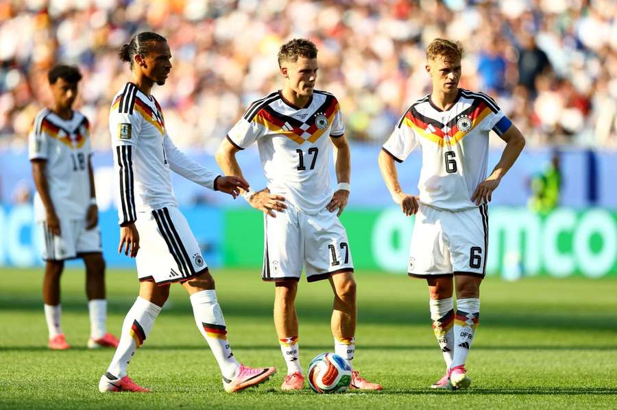 Sané (l.), Wirtz (M.) und Kimmich (r.) bei der Ausführung eines Freistoßes Sané (l.), Wirtz (M.) und Kimmich (r.) bei der Ausführung eines Freistoßes