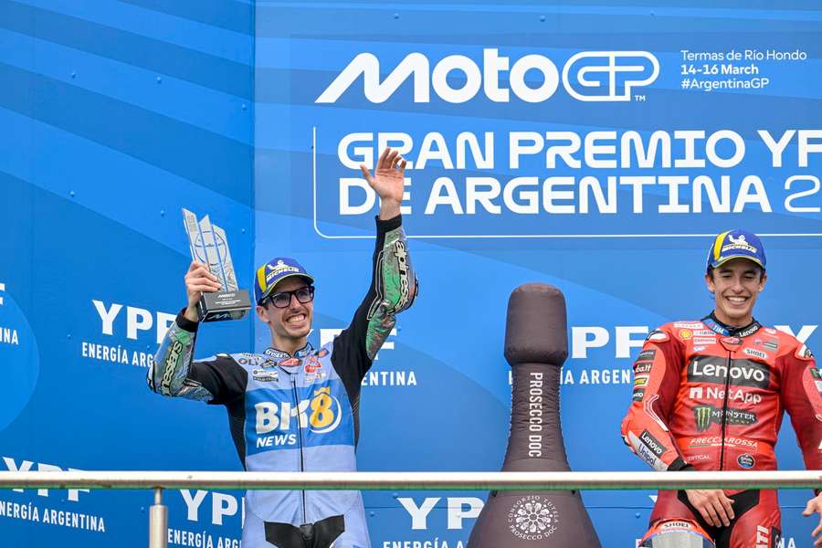 Alex (z lewej) i Marc (z prawej) świętujący miejsca na podium podczas GP Argentyny