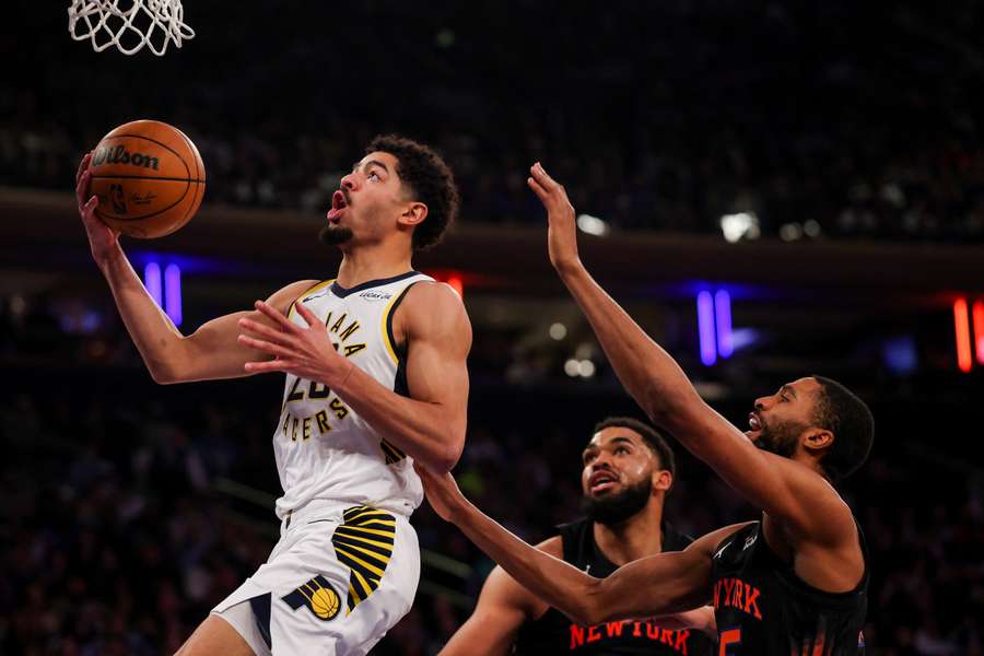 Pacers' Ben Sheppard goes up for a layup