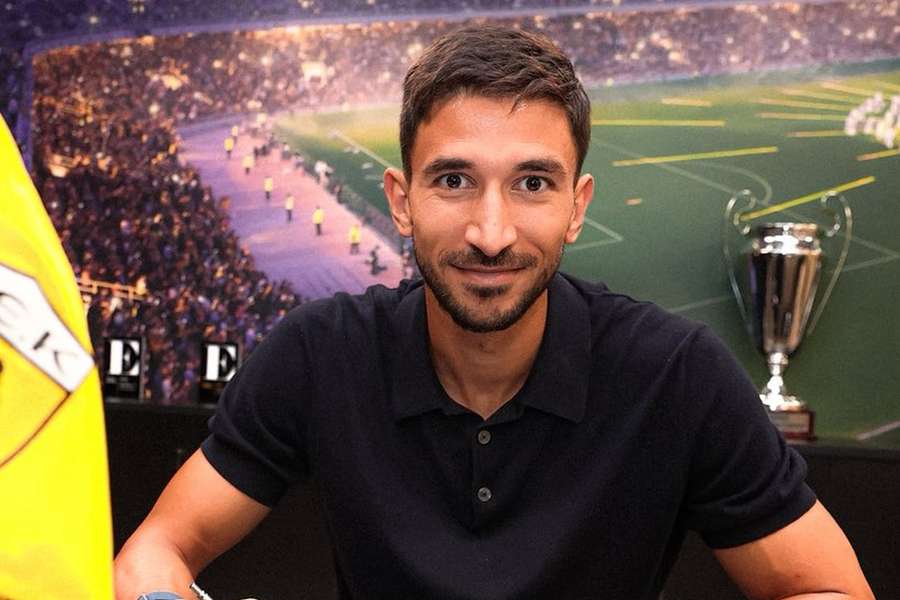 Grujic assinou por uma época com o AEK, com mais duas de opção