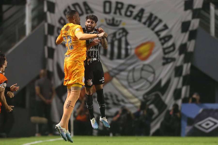 Corinthians celebra vitória no classico