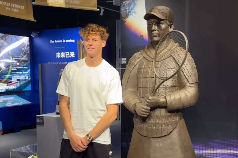Jannik Sinner i terakotowy posąg