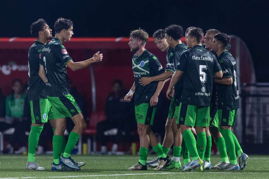 Spelers van De Graafschap feliciteren Arjen van der Heide met de 0-1