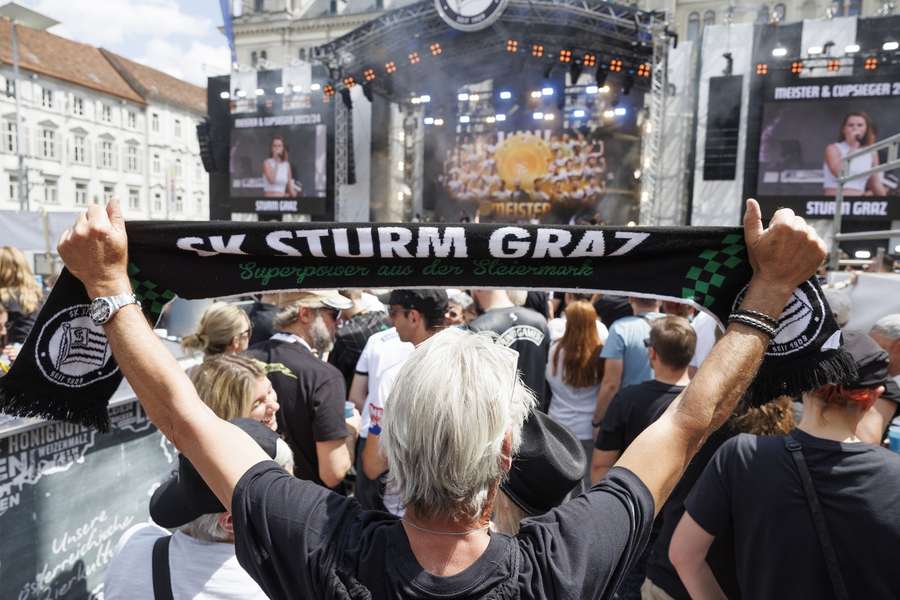 Fans von Sturm Graz feiern den Meistertitel in Österreich.