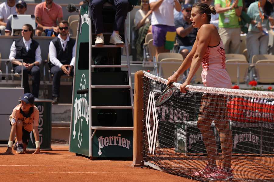 Sabalenka esperando aperto de mão de Tsurenko, que nunca veio