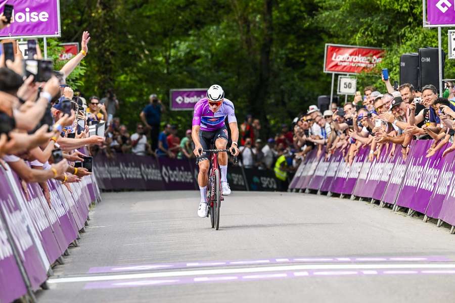 Klassementsleider Van der Poel komt solo aan in Durbuy