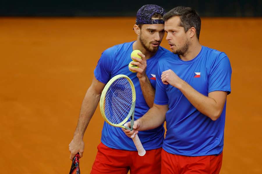 Tomáš Macháč a Adam Pavlásek postoupili do semifinále olympijského turnaje.