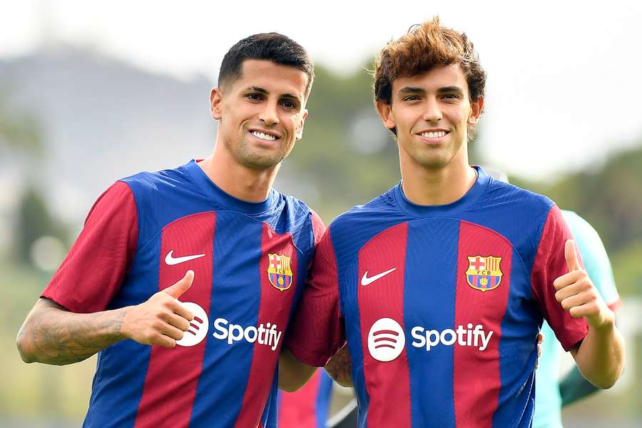 Félix e Cancelo com a camisola do Barcelona