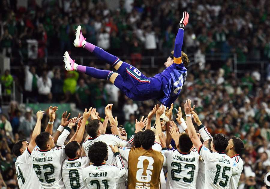 Ochoa erguido pelos companheiros em República Tcheca 0x3 México