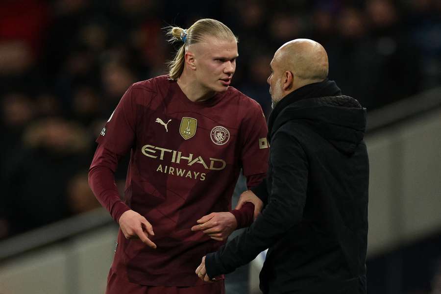 Pep Guardiola dando istruzioni a Erling Haaland 