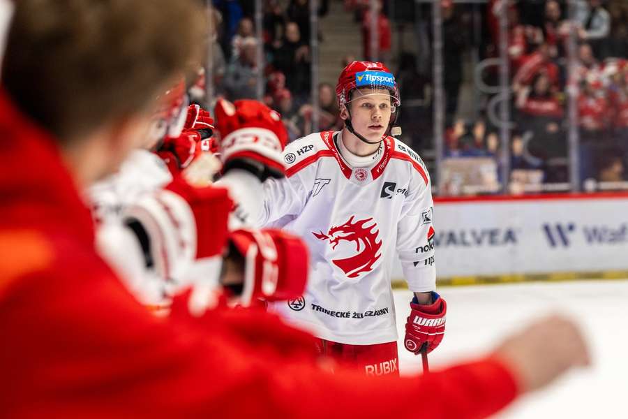 Matěj Kubiesa se raduje z gólu do sítě Mountfieldu HK.