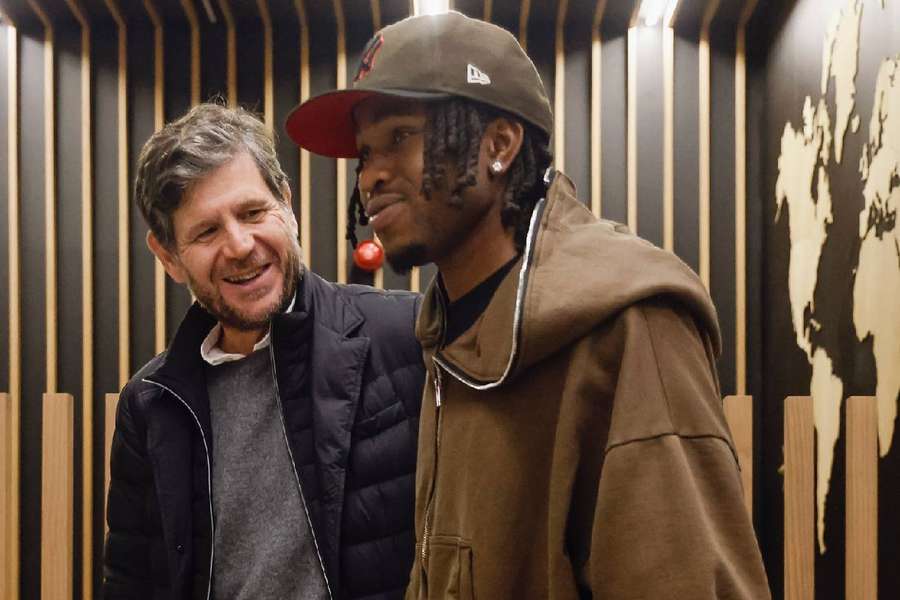 Lookman junto a Mateu Alemany, director deportivo colchonero Lookman junto a Mateu Alemany, director deportivo colchonero