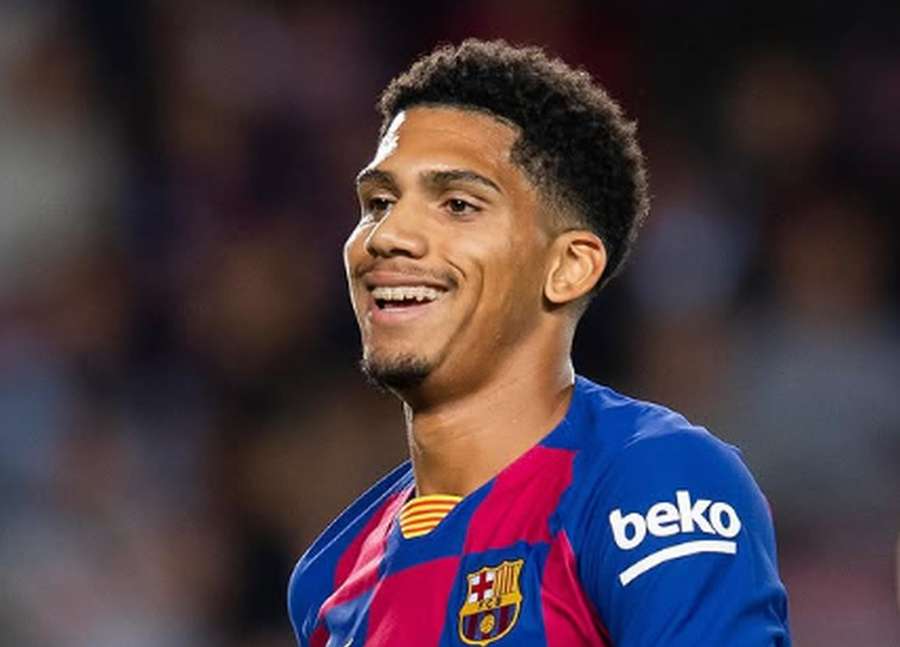 Obránce Barcelony Ronald Araújo