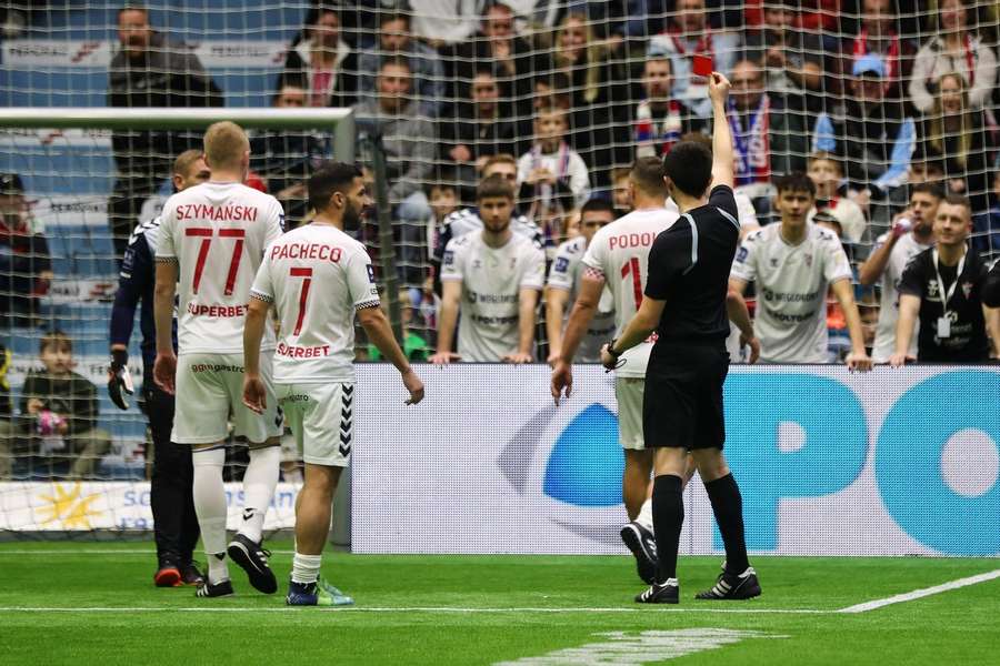 O vencedor da Copa do Mundo de 2014 acabou deixando o campo antes de borrifar água de uma garrafa