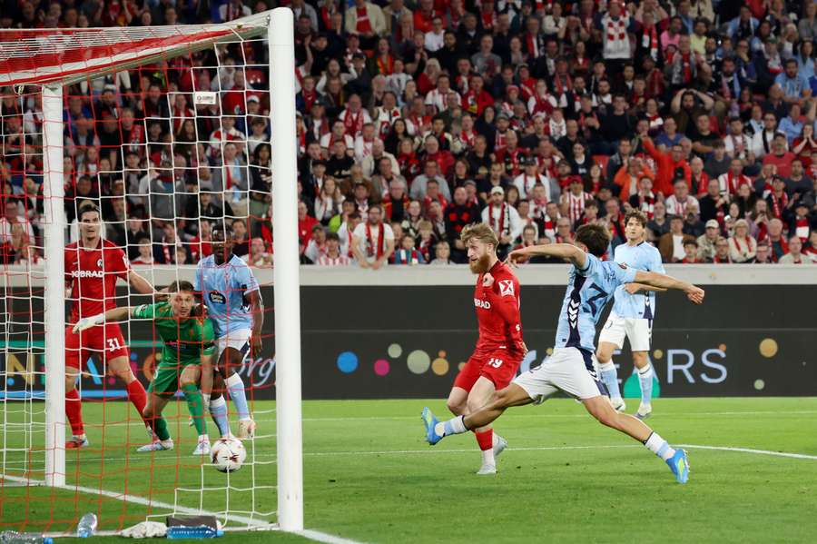 Beste, en el momento de marcar el segundo gol del Friburgo