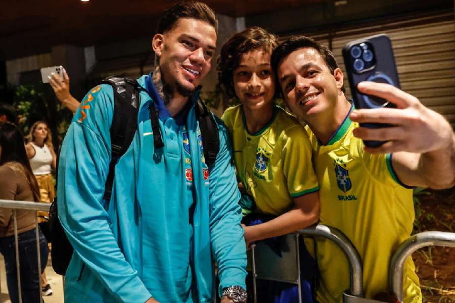 Ederson é tietado por torcedores na chegada ao hotel da Seleção, em Brasília 