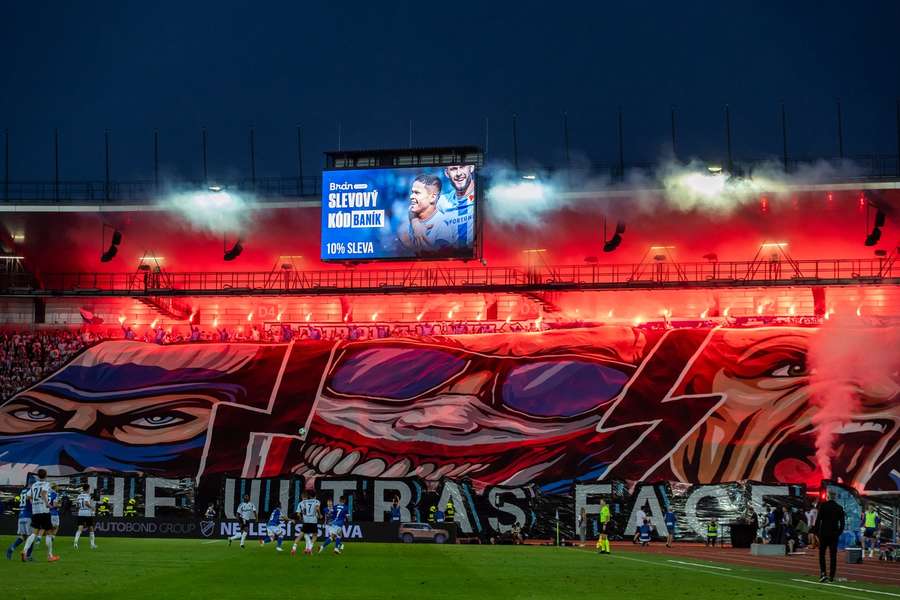 UEFA si posvítila na fanoušky Baníku. Klub dostal milionovou pokutu a podmínku pro kotel