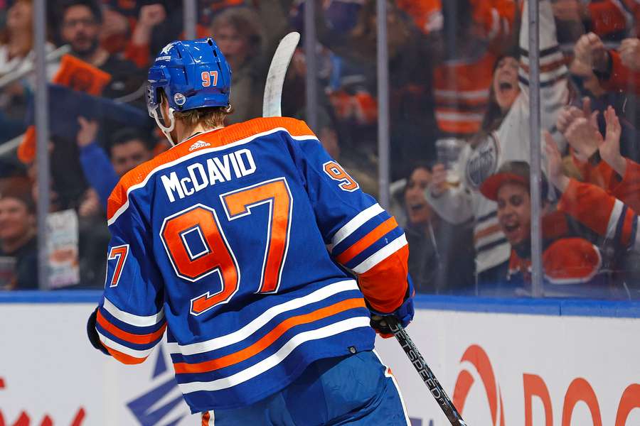 Edmonton Oilers' forward Connor McDavid fejrer sit mål mod Anaheim Ducks.