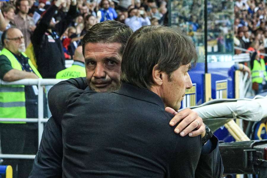 Cristian Chivu și Antonio Conte se îmbrățișează înainte de Parma - Napoli