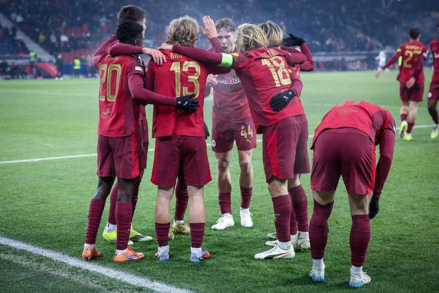 Red Bull feiert das 3:0 von Frans Krätzig. Red Bull feiert das 3:0 von Frans Krätzig.