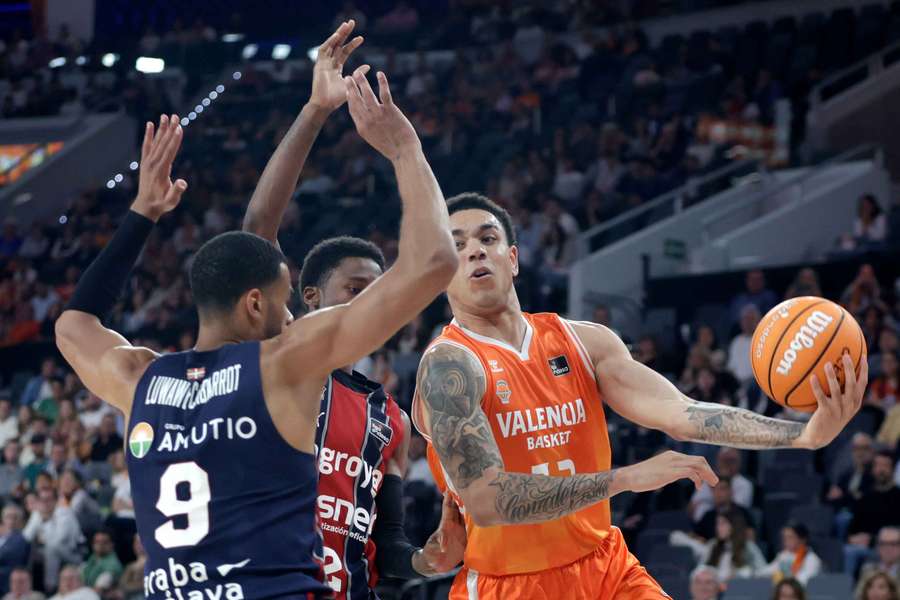 Isaac Nogués protege el balón en un partido ante el Baskonia Isaac Nogués protege el balón en un partido ante el Baskonia