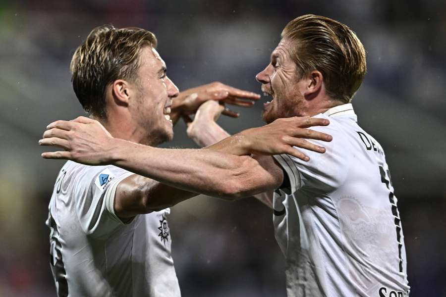Napoli coach Conte delighted with "genius" De Bruyne