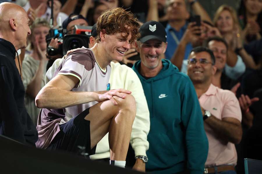 Jannik Sinner (v.) und sein Coach Darren Cahill bejubeln den Erfolg bei den Australian Open im Januar.